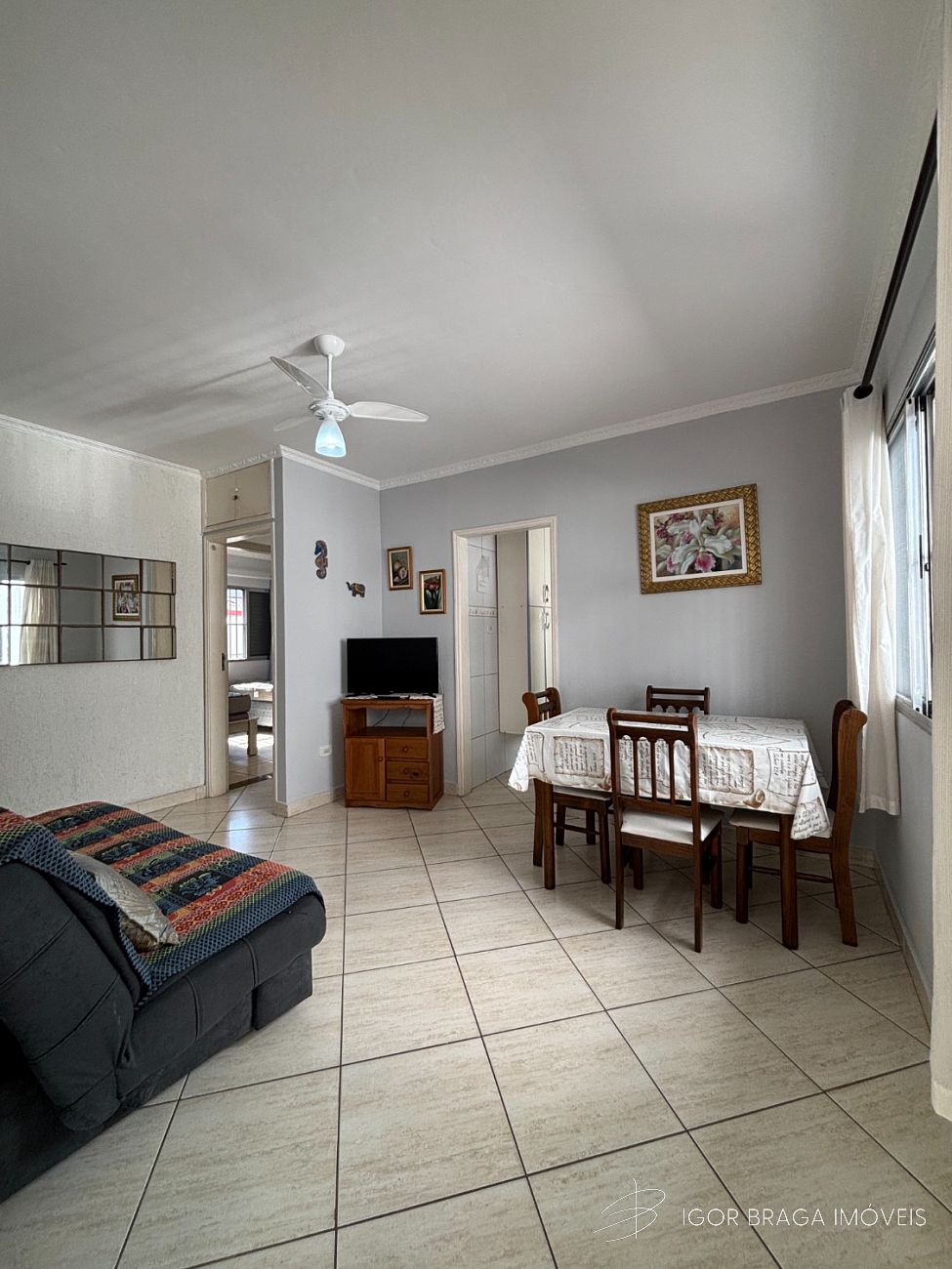 BELÍSSIMO APARTAMENTO, AMPLO E À 250M DO MAR