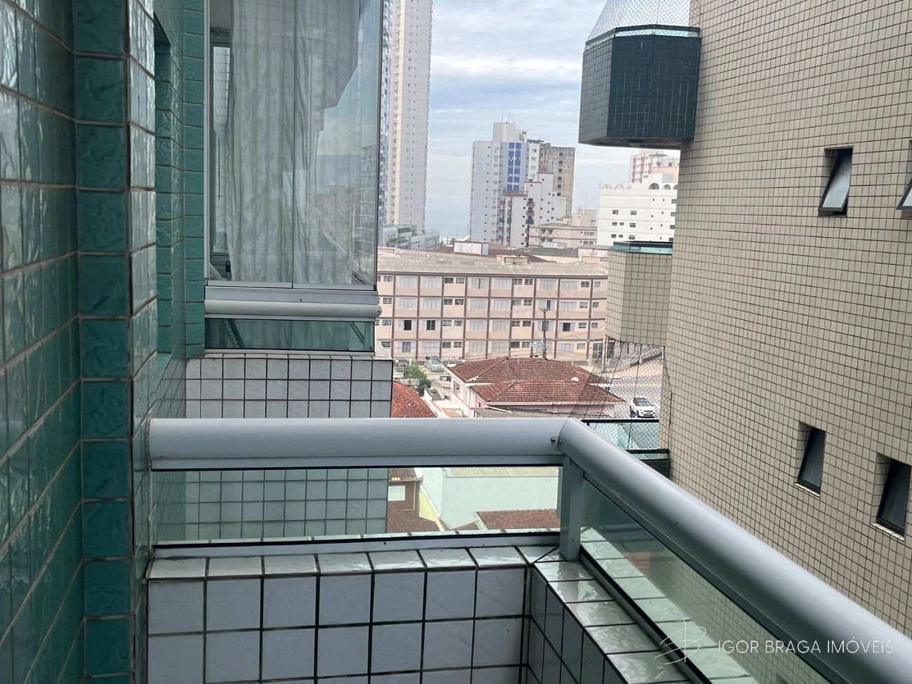 BELÍSSIMO APARTAMENTO, LAZER E À 500M DO MAR