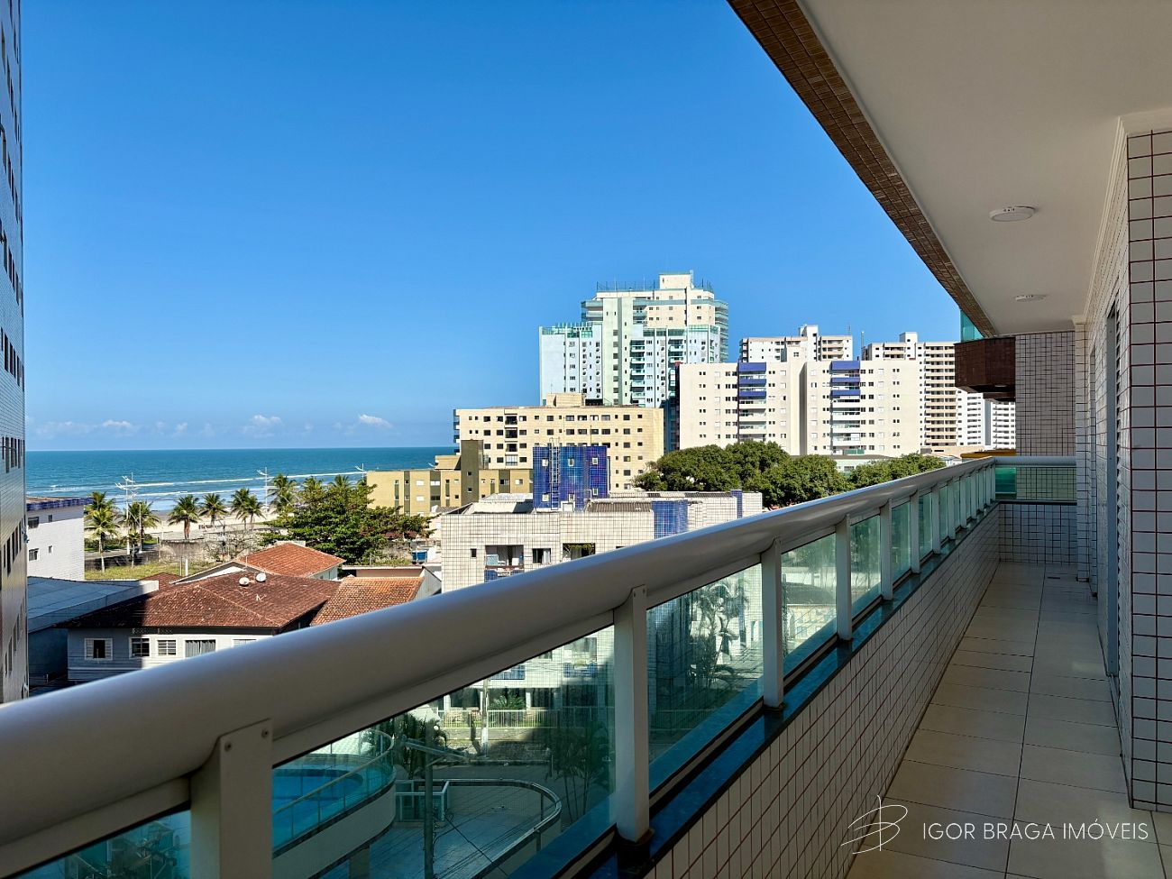 BELÍSSIMO APARTAMENTO, À 150M DO MAR E LAZER COMPLETO