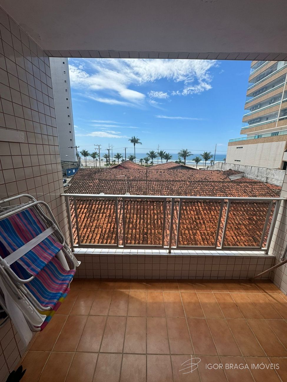 BELÍSSIMO APARTAMENTO, AMPLO E À 80M DO MAR