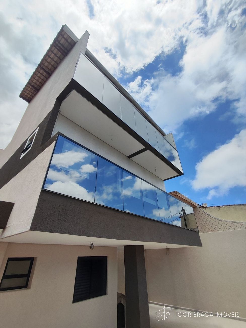 BELÍSSIMA CASA EM CONDOMÍNIO, FINO ACABAMENTO E À 950M DO MAR