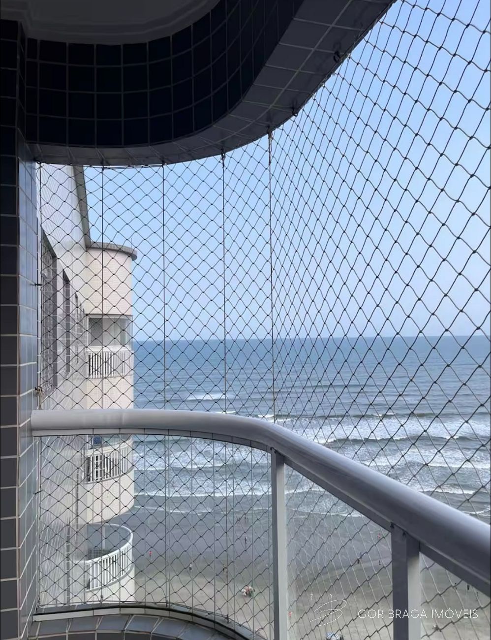 BELÍSSIMO APARTAMNETO, FINO ACABAMENTO E À 20M DO MAR