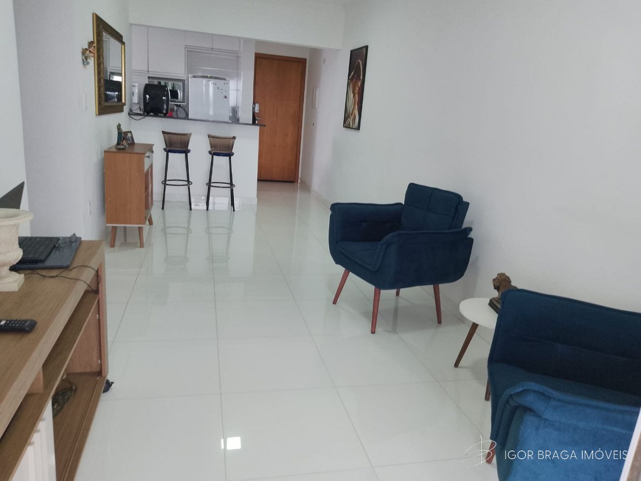 BELÍSSIMO APARTAMENTO, AMPLO E À 700M DO MAR