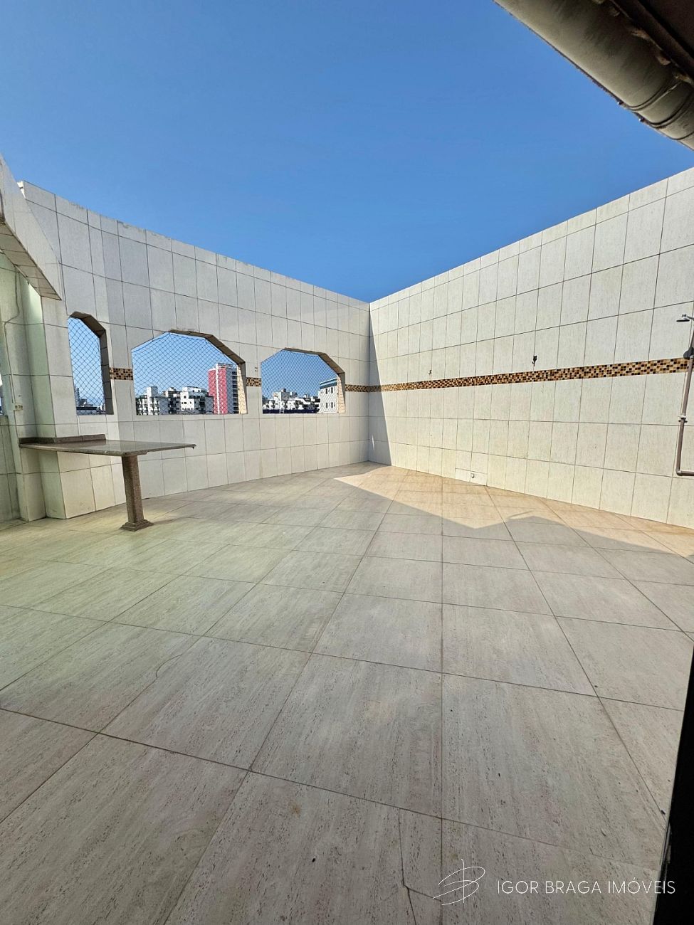 BELÍSSIMO APARTAMENTO, AMPLO E FINO ACABAMENTO