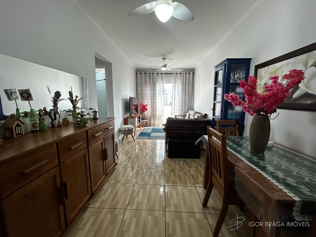 BELÍSSIMO APARTAMENTO, AMPLO E À 10M DO MAR