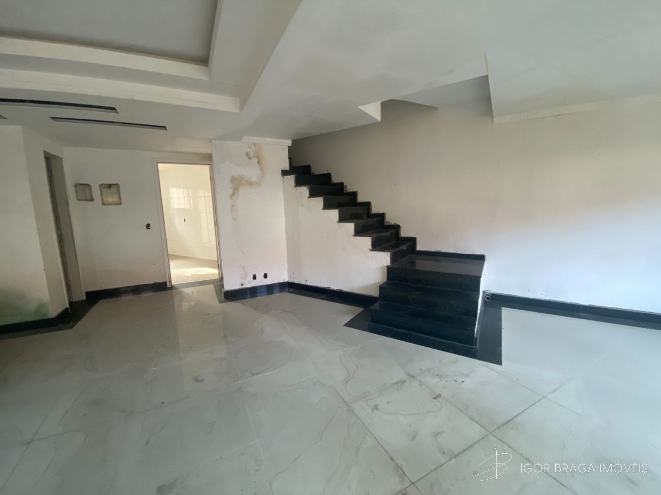 BELÍSSIMA CASA EM COMDOMINIO, AMPLA E LAZER COMPLETO