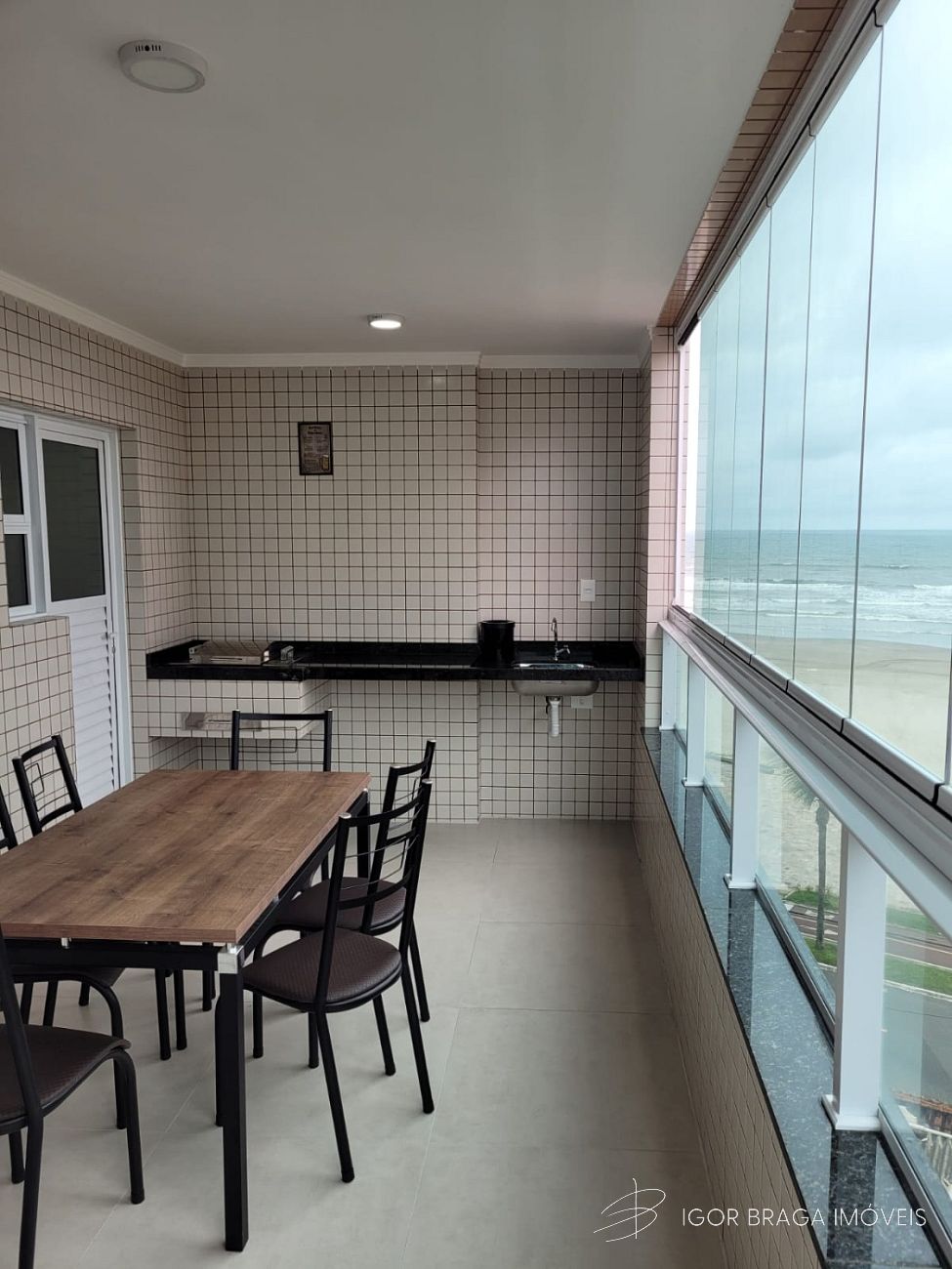 BELÍSSIMO APARTAMENTO, AMPLO E ÀREA DE LAZER