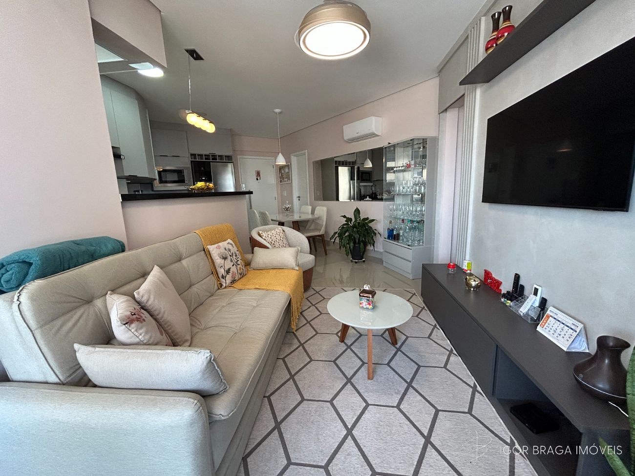 BELÍSSIMO APARTAMENTO, AMPLO E LAZER COMPLETO