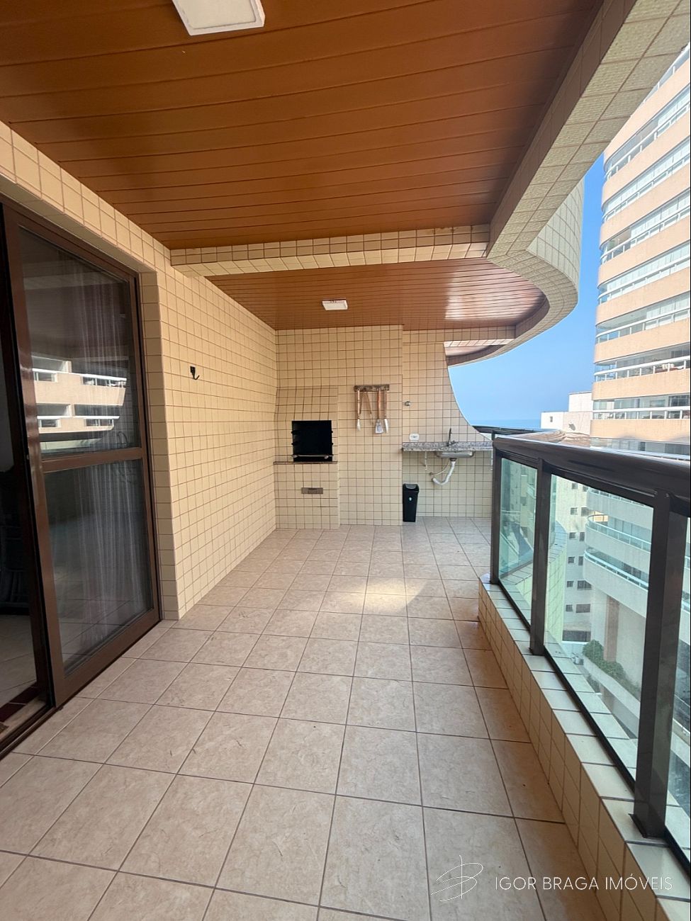 BELÍSSIMO APARTAMENTO, AMPLO E LAZER COMPLETO