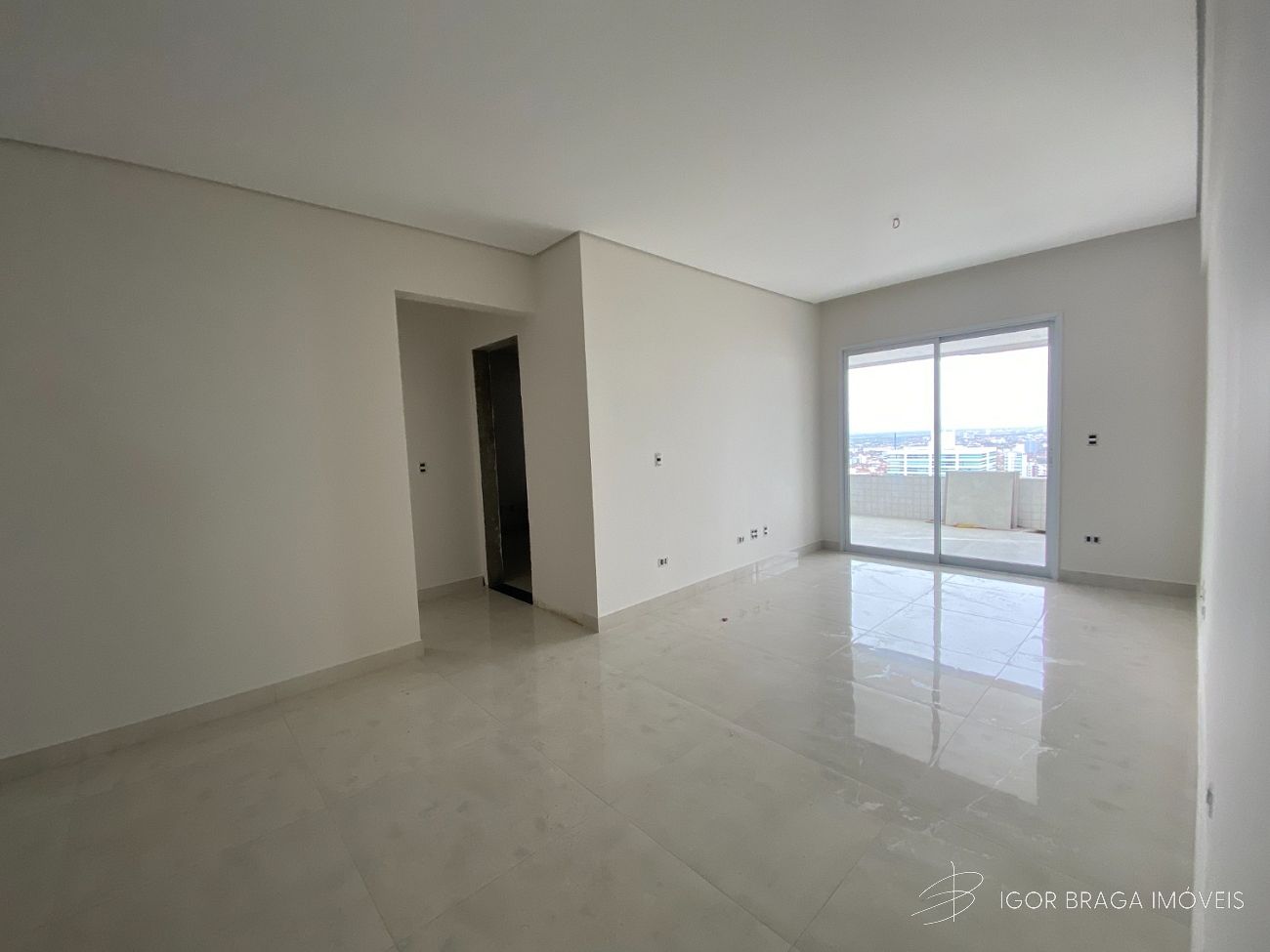 BELÍSSIMO APARTAMENTO, AMPLO E LAZER COMPLETO