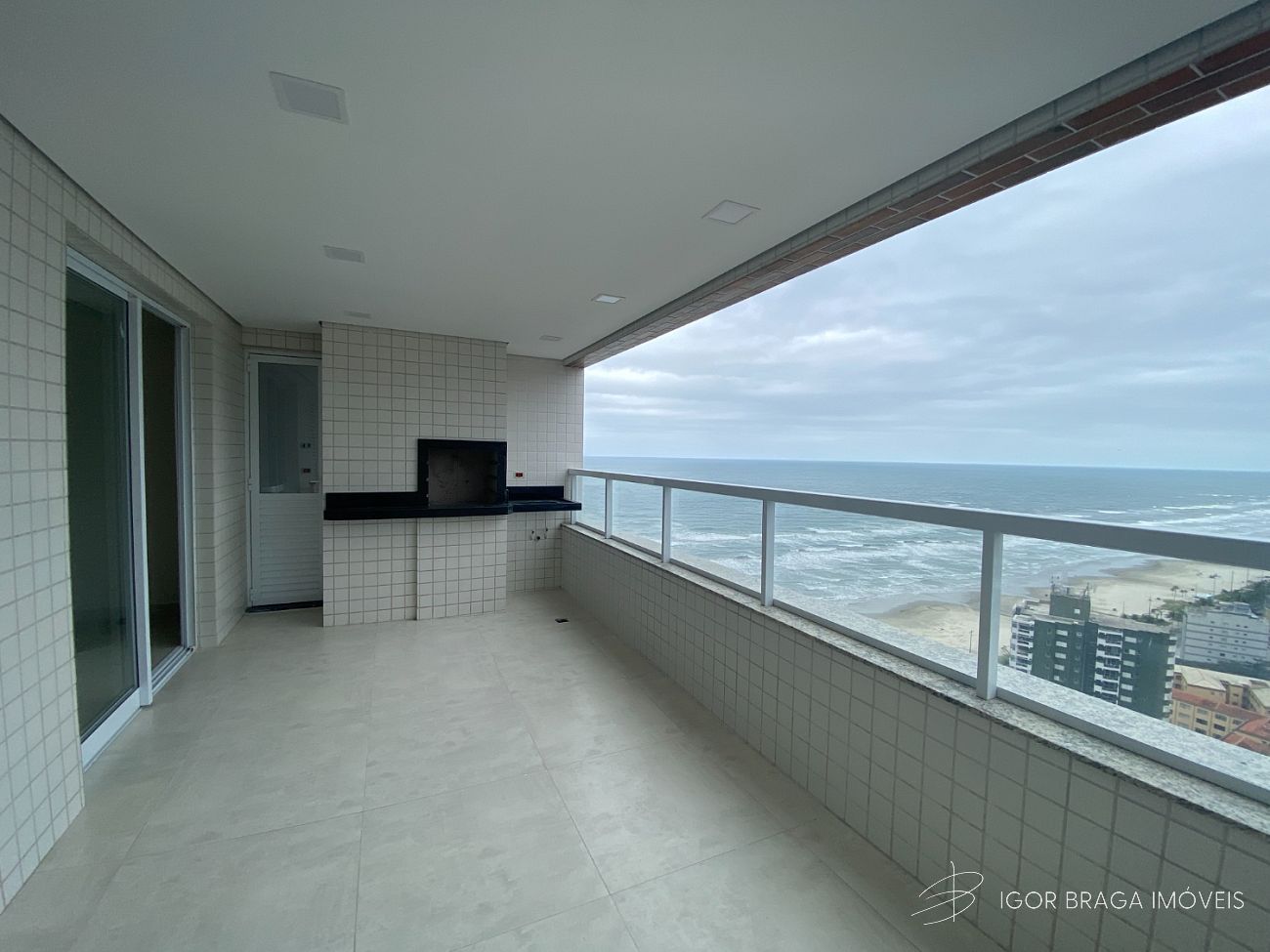 BELÍSSIMO APARTAMENTO, AMPLO E LAZER COMPLETO