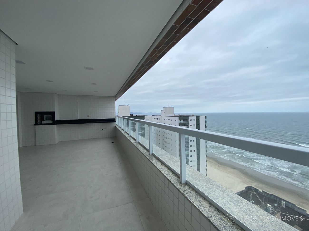 BELÍSSIMO APARTAMENTO, AMPLO E LAZER COMPLETO