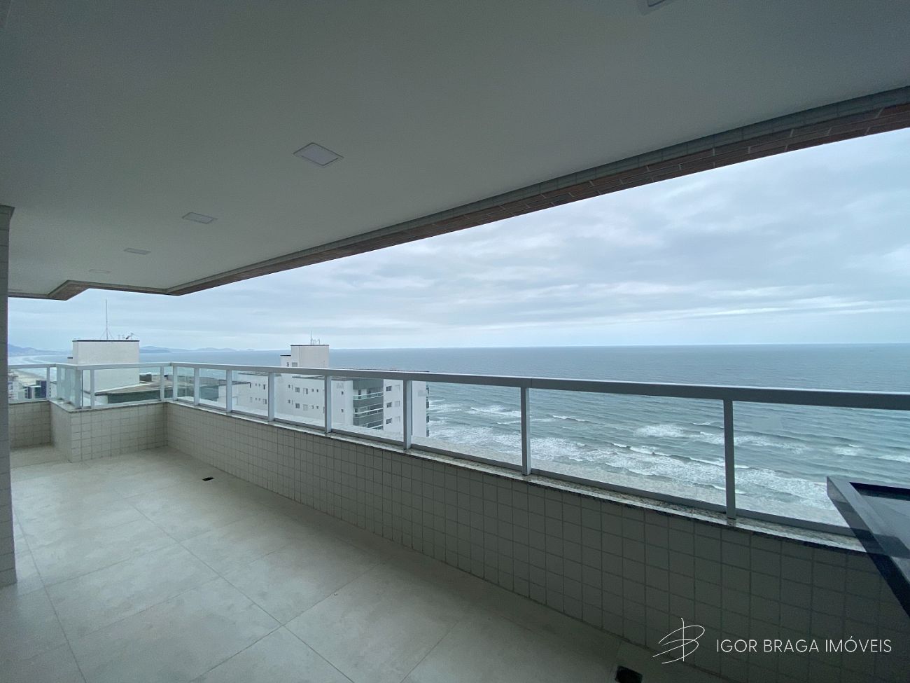 BELÍSSIMO APARTAMENTO, AMPLO E LAZER COMPLETO