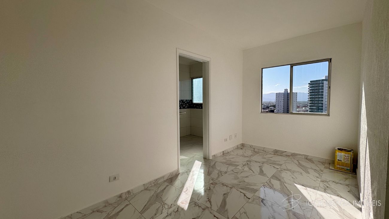 BELÍSSIMO APARTAMENTO, AMPLO E À 550M DO MAR