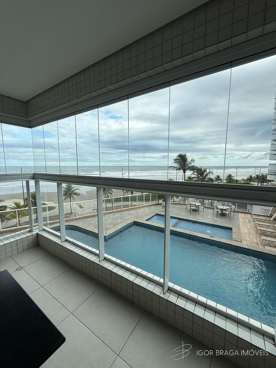 BELÍSSIMO APARTAMENTO, AMPLO E LAZER COMPLETO