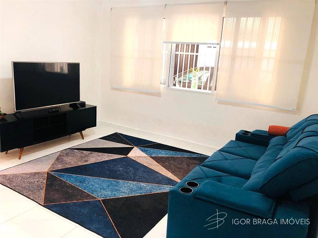 BELÍSSIMA CASA, AMPLA E À 400M DO MAR