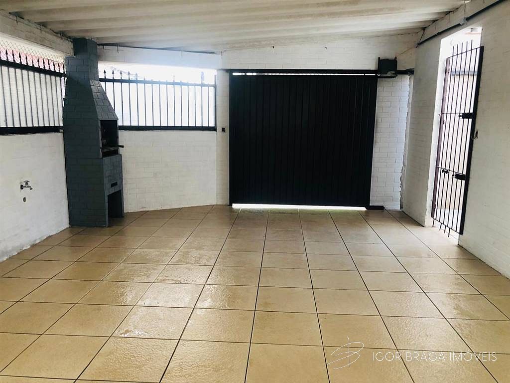 BELÍSSIMA CASA, AMPLA E À 400M DO MAR