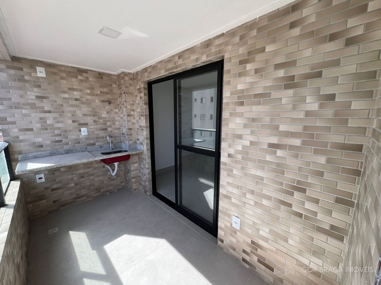 BELÍSSIMO APARTAMENTO, AMPLO E LAZER COMPLETO