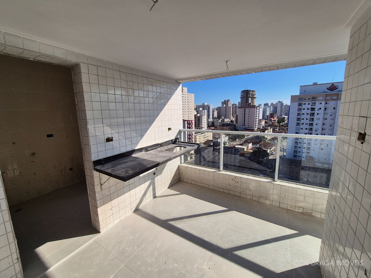 EXCELENTE APARTAMENTO, AMPLO E COM 2 VAGAS DE GARAGEM