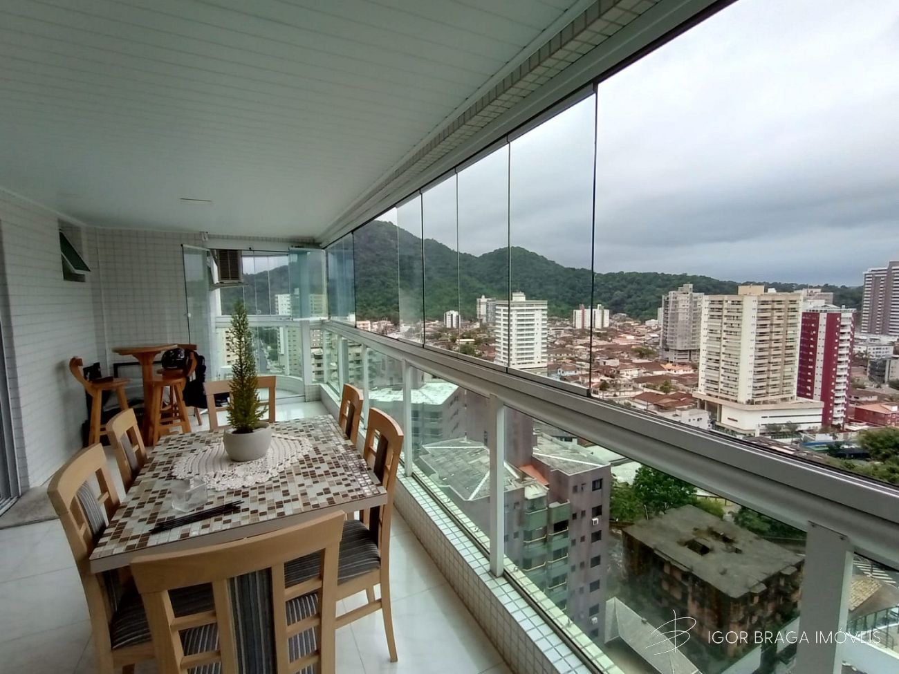 BELÍSSIMO APARTAMENTO, À 300M DO MAR E LAZER COMPLETO