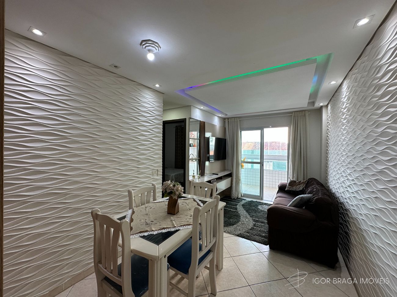 BELÍSSIMO APARTAMENTO, AMPLO E LAZER COMPLETO