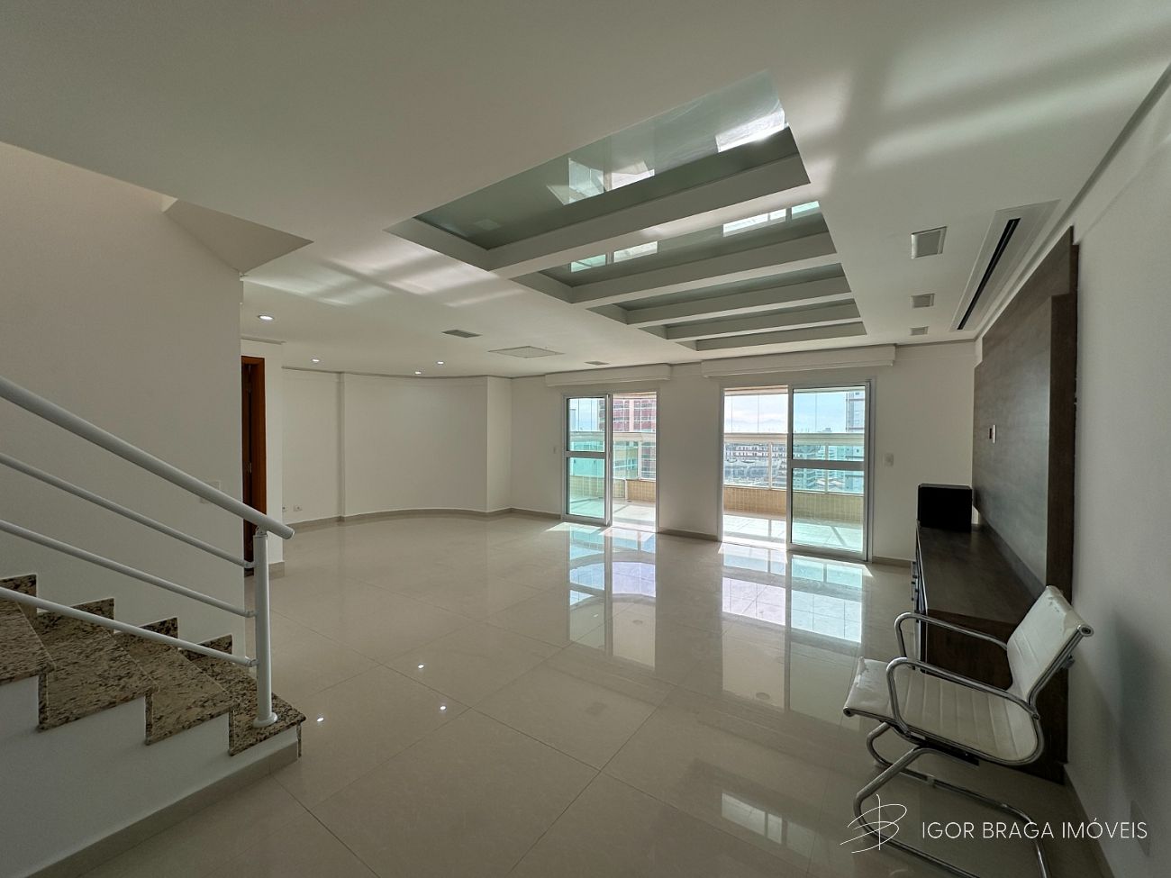 BELÍSSIMO APARTAMENTO, AMPLO, FINO ACABAMENTO E LAZER COMPLETO