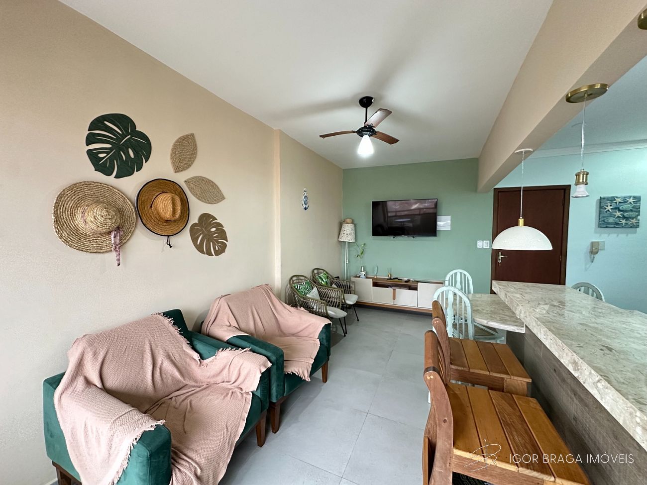 BELÍSSIMO APARTAMENTO, AMPLO E ÁREA DE LAZER