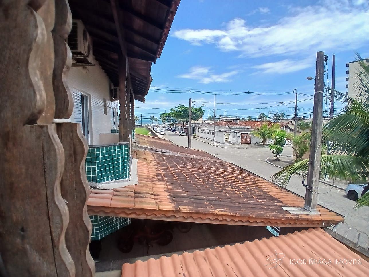 EXCELENTE SOBRADO, AMPLO E À 120M DO MAR