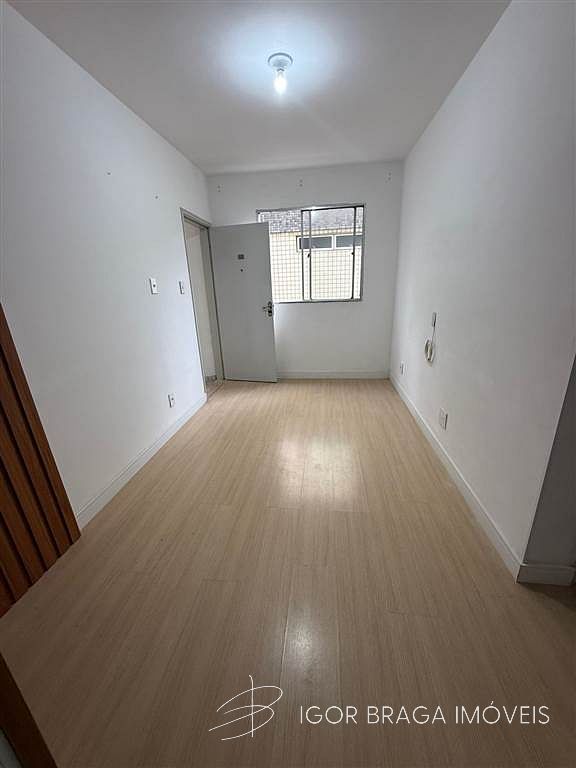 BELÍSSIMO APARTAMENTO, AMPLO E À 180M DO MAR