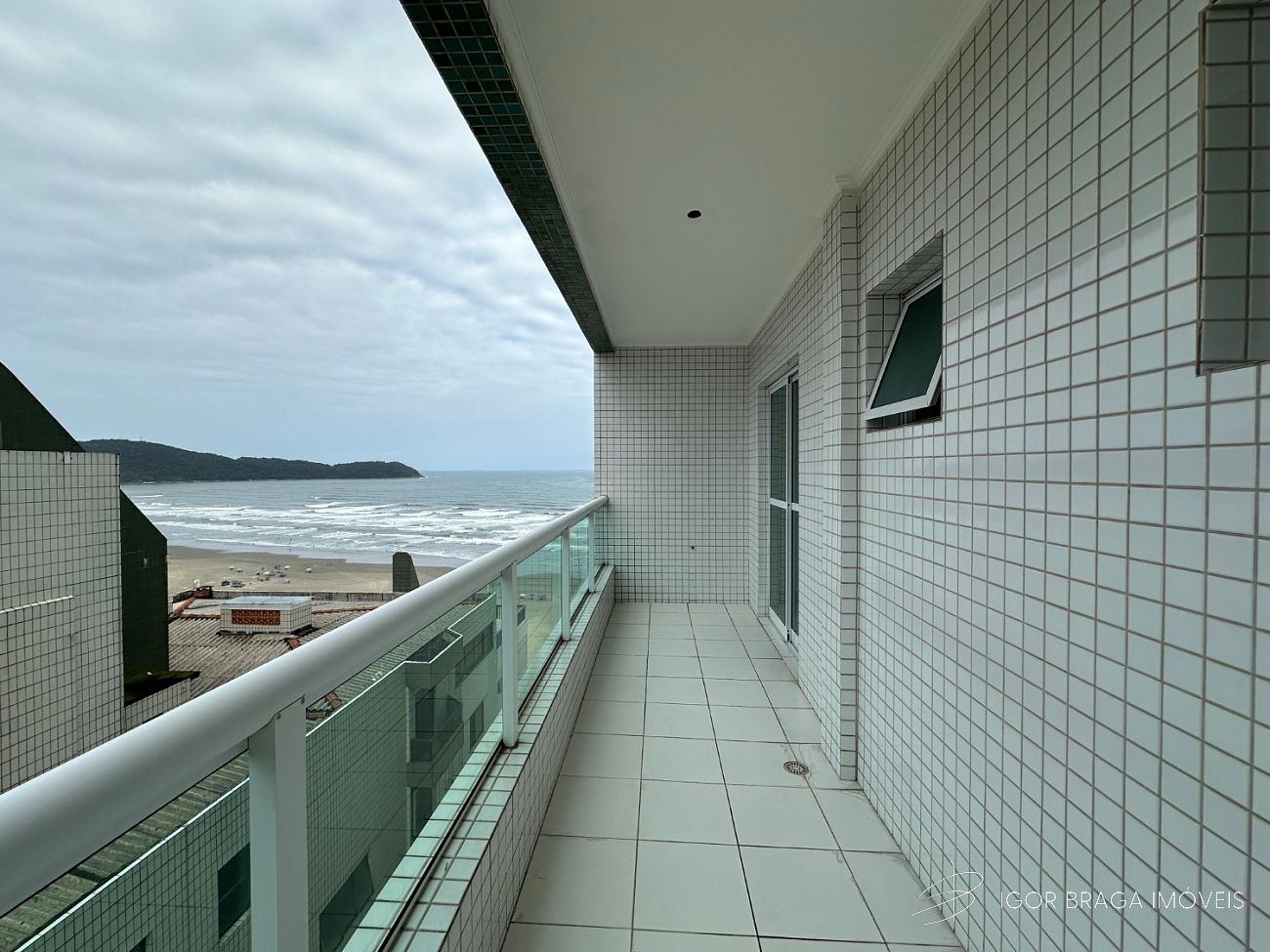 BELÍSSIMO APARTAMENTO, FINO ACABAMENTO E FRENTE MAR