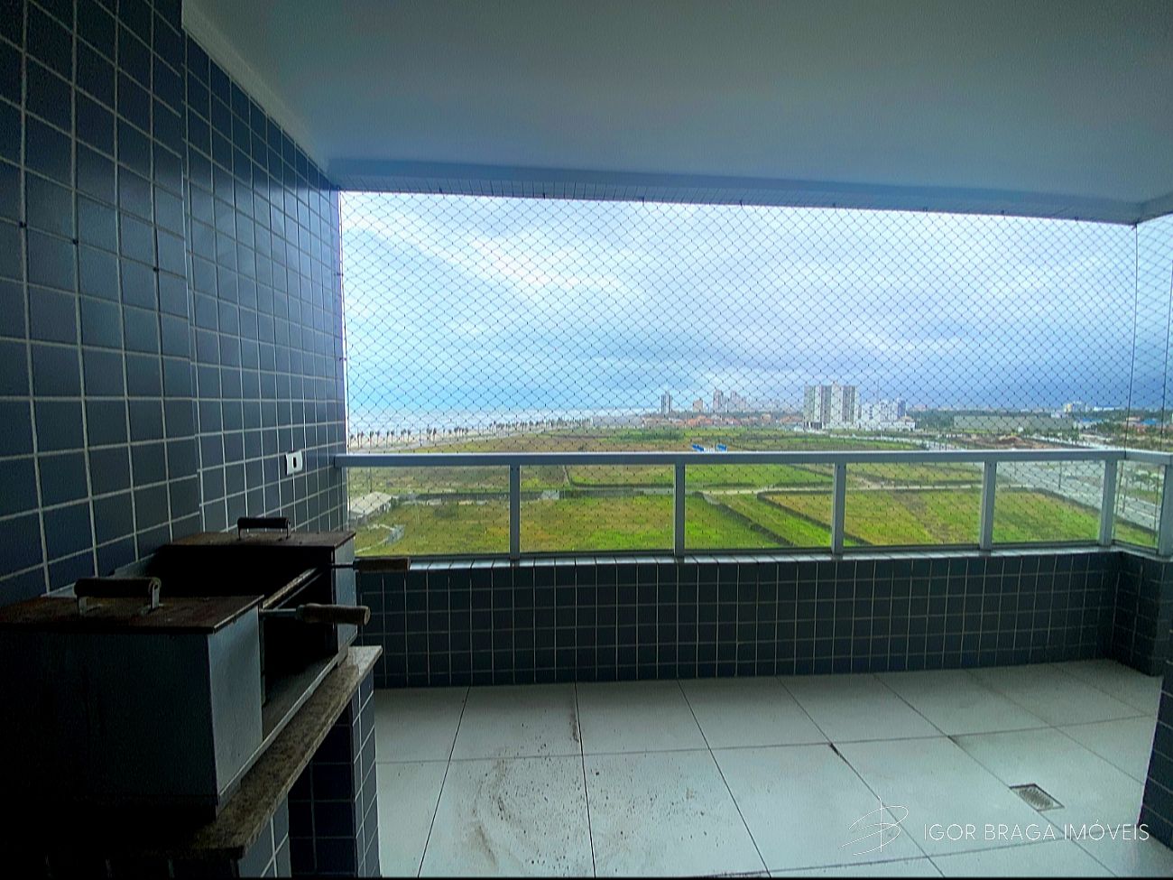 EXCELENTE APARTAMENTO, AMPLO E COM VISTA PARA O MAR
