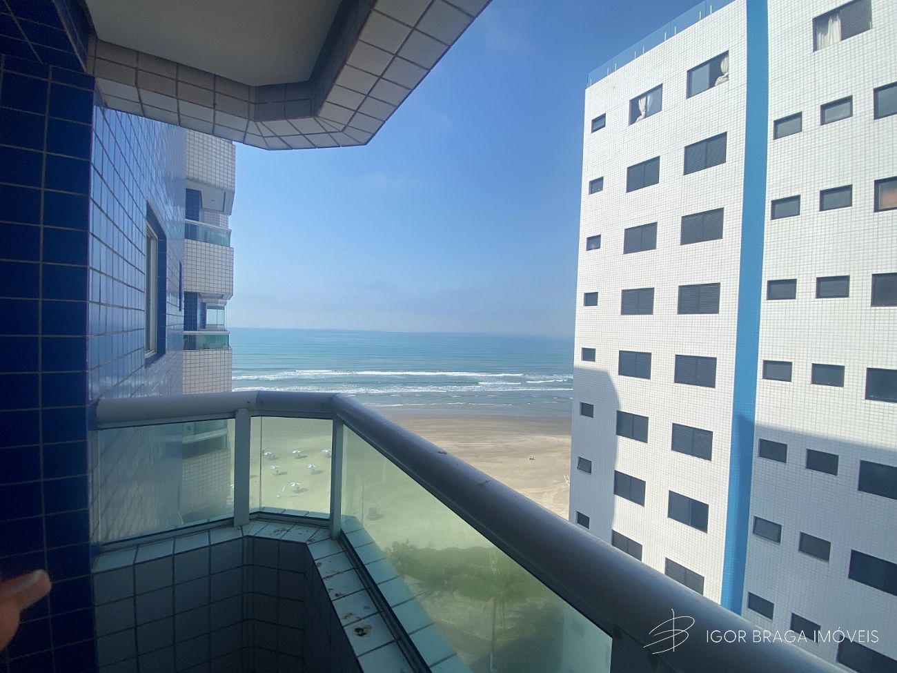 APARTAMENTO AMPLO, LOCALIZADO NA VILA CAIÇARA , PRÉDIO FRENTE MAR