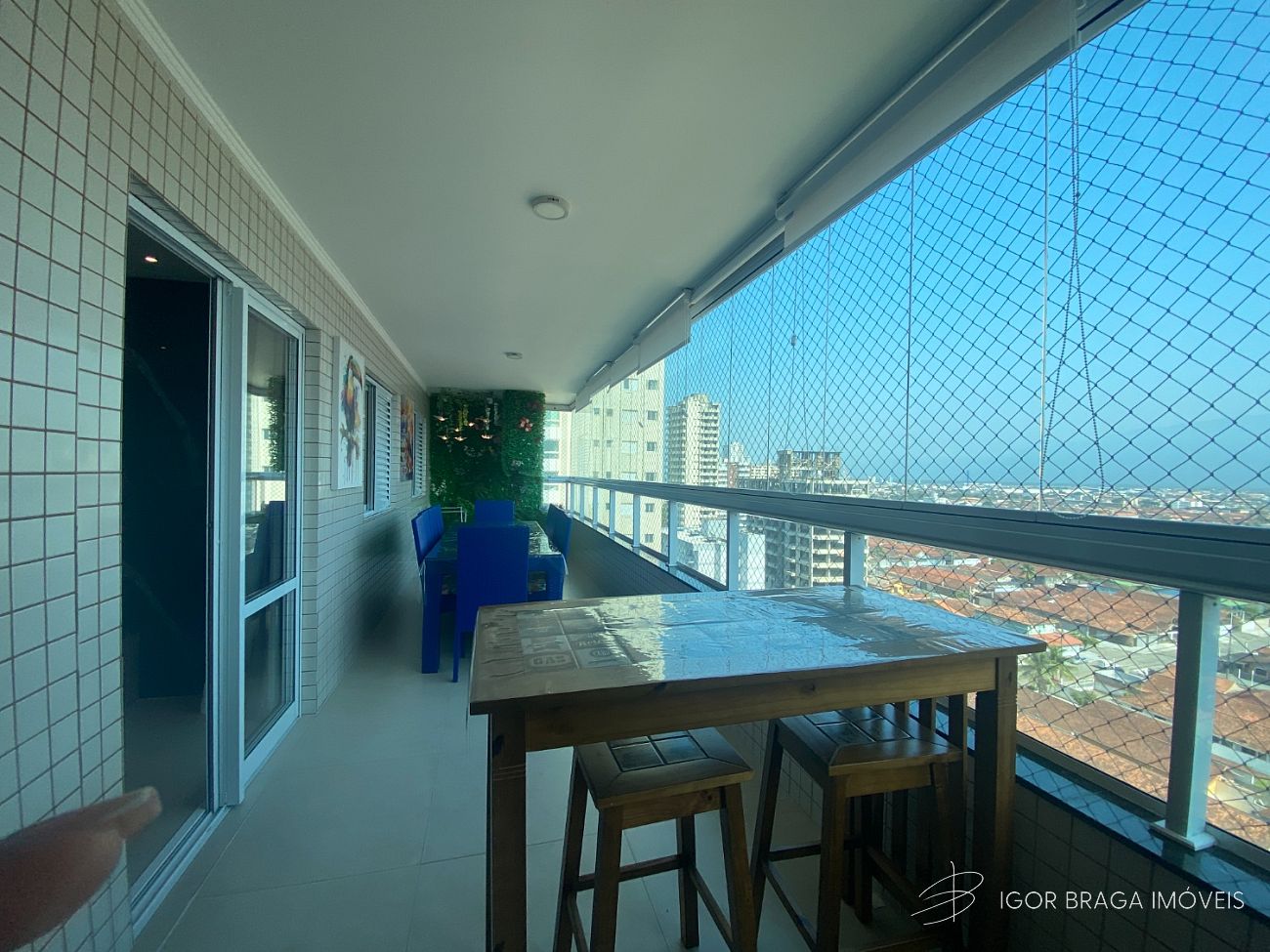 BELÍSSIMO APARTAMENTO, AMPLO E ÀREA DE LAZER