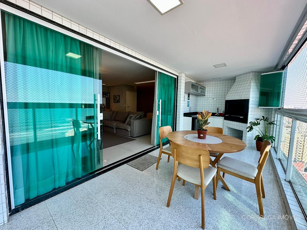 COBERTURA COM PISCINA, À 150m DO MAR E LAZER COMPLETO