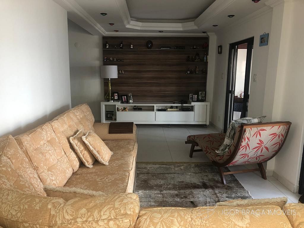 COBERTURA AMPLO, 5 DORMITÓRIOS E QUADRA MAR