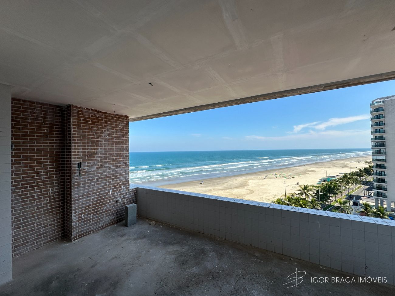 BELÍSSIMA CONSTRUÇÃO, PRÉDIO FRENTE MAR E LAZER COMPLETO