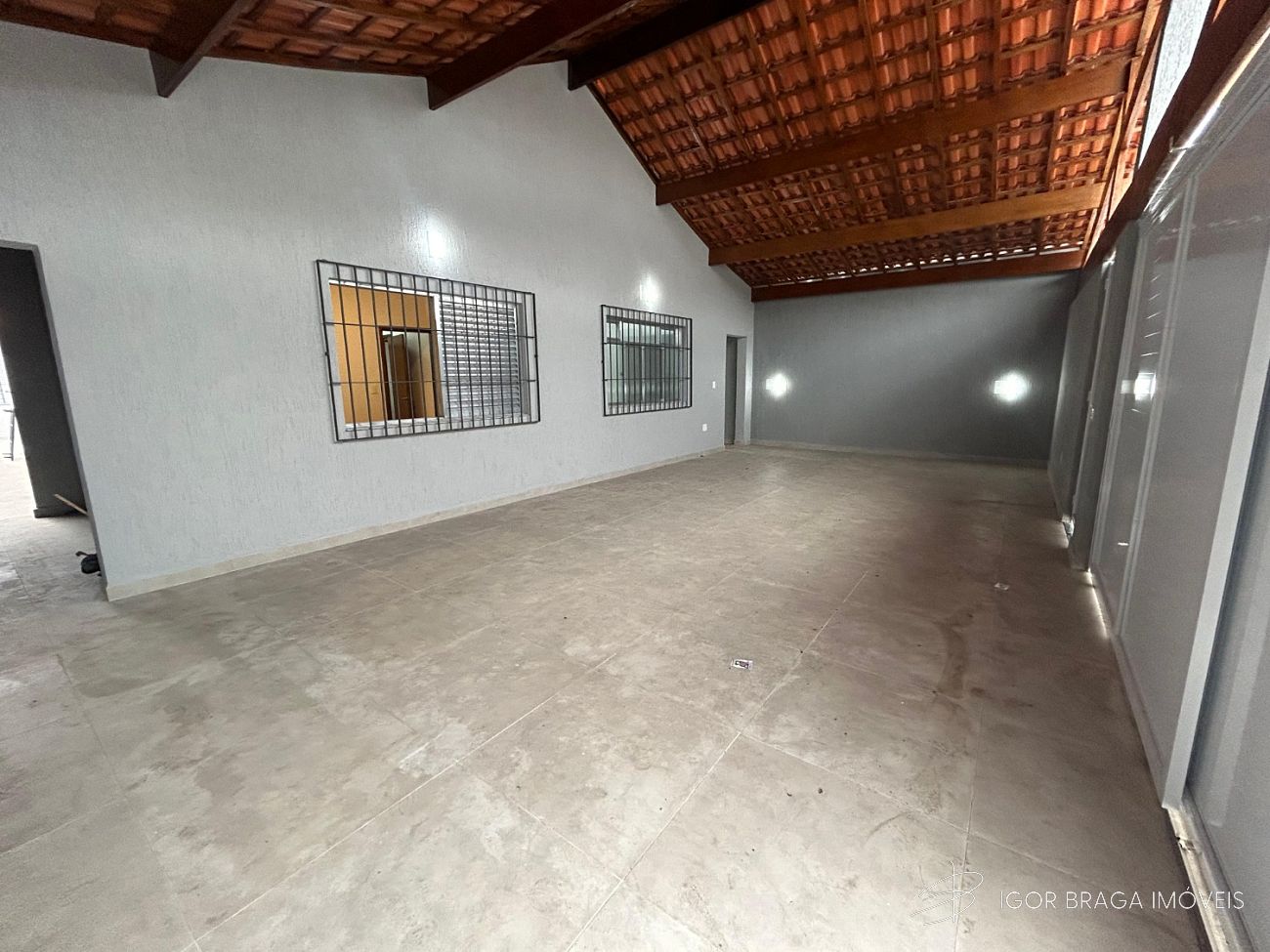 EXCELENTE CASA ISOLADA, AMPLA E FINO ACABAMENTO