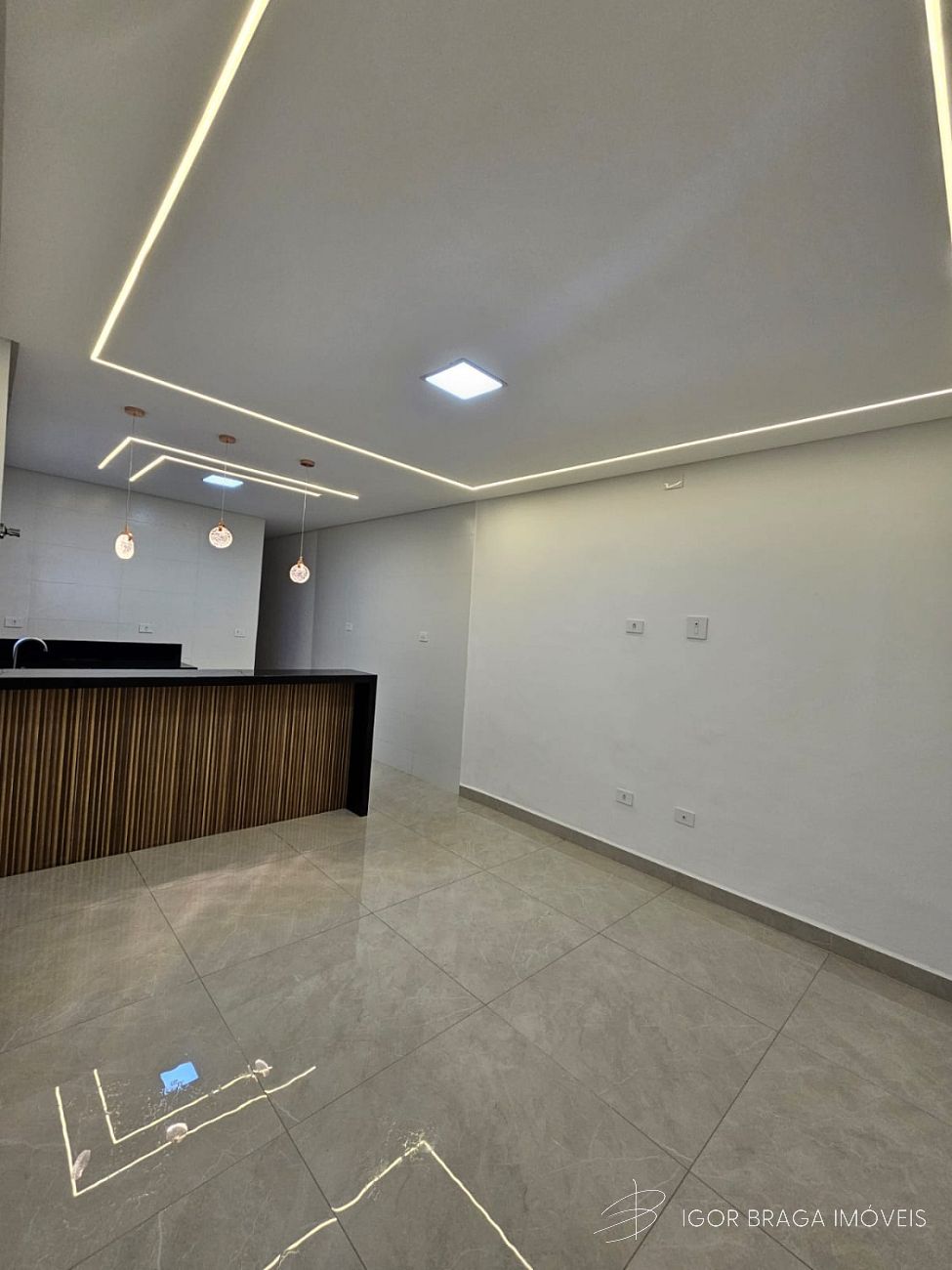 EXCELENTE CASA GEMINADA, AMPLA E FINO ACABAMENTO