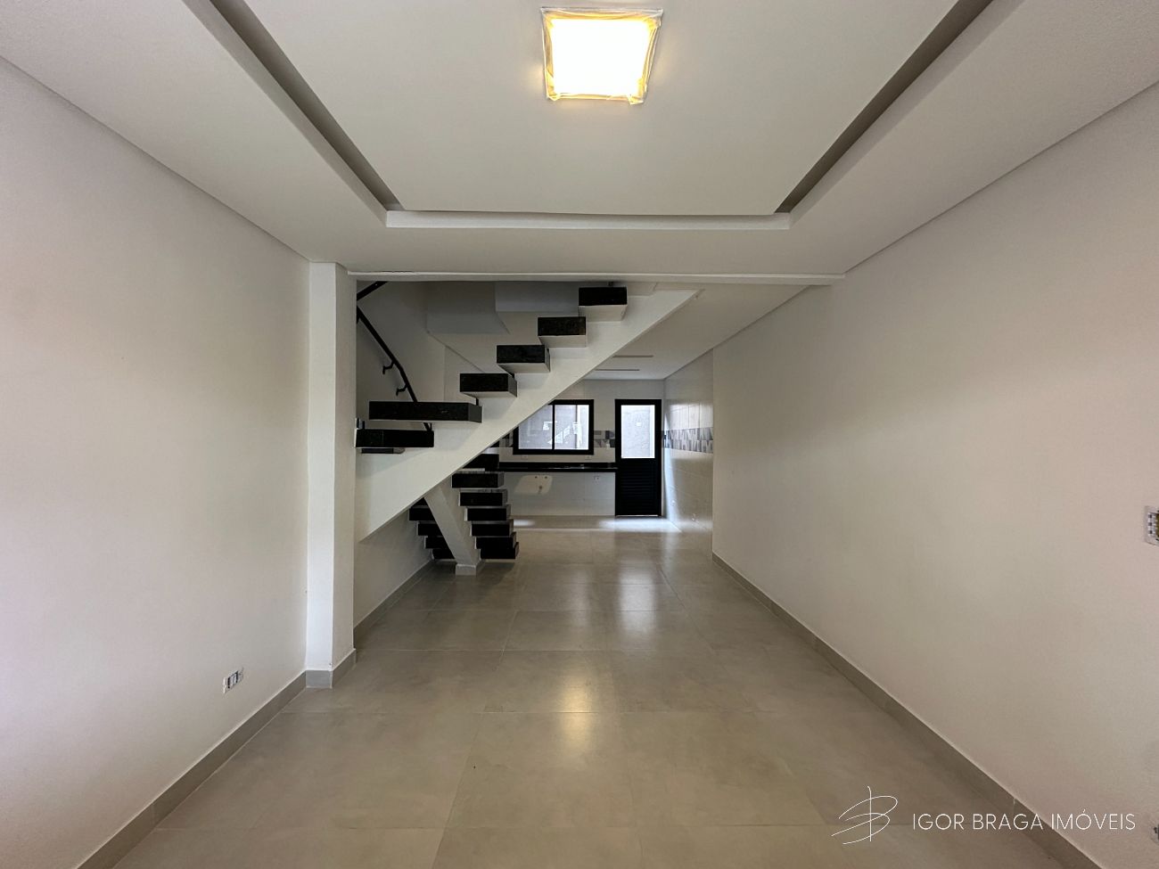 EXCELENTE SOBRADO, AMPLO E FINO ACABAMENTO