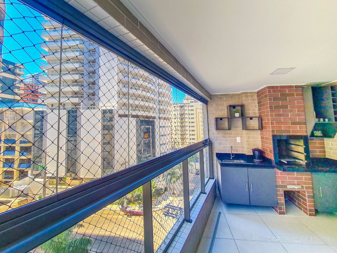 EXCELENTE APARTAMENTO, À 150M DO MAR E LAZER COMPLETO