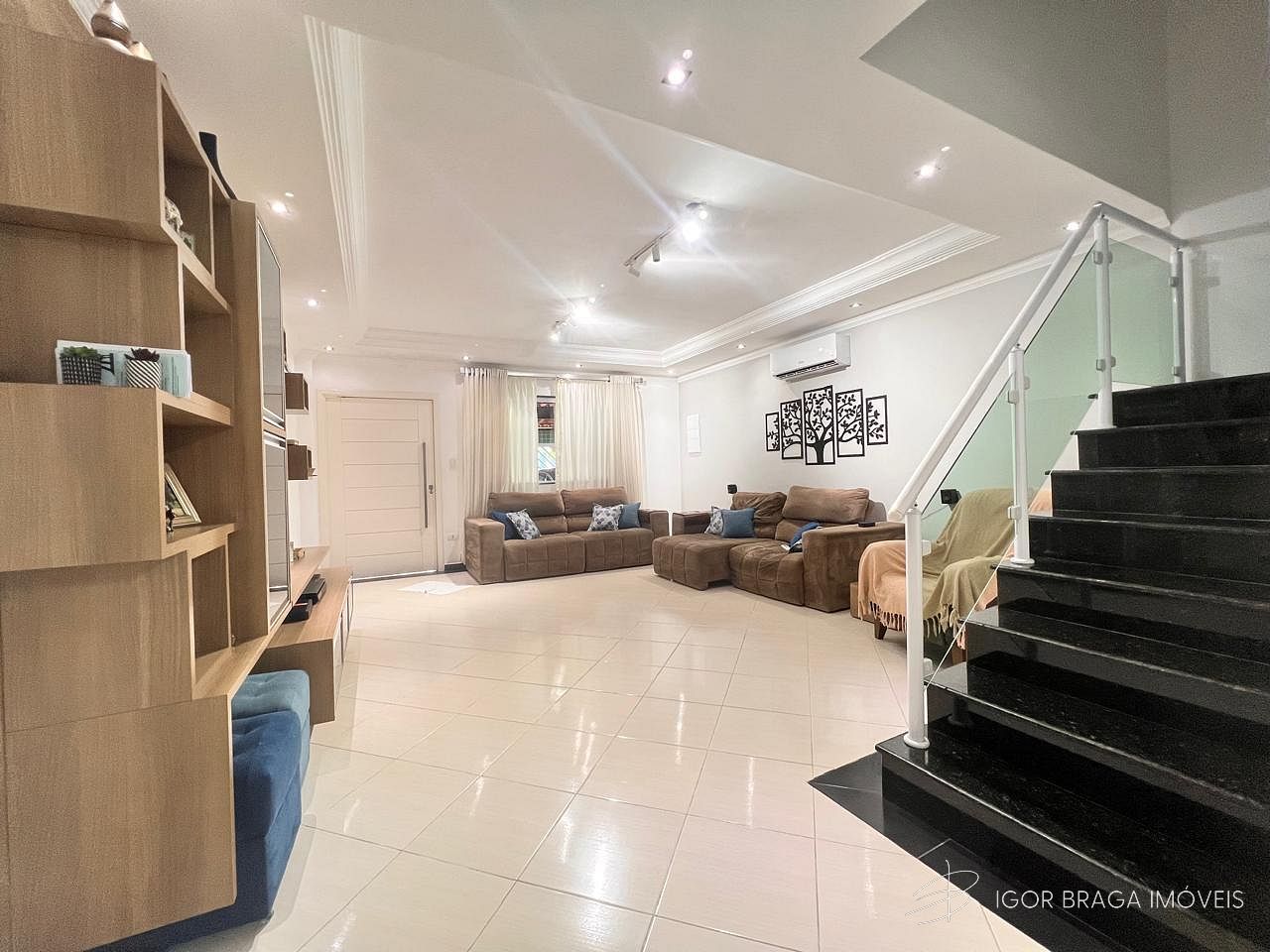 BELÍSSIMO SOBRADO, AMPLO E À 350M DO MAR