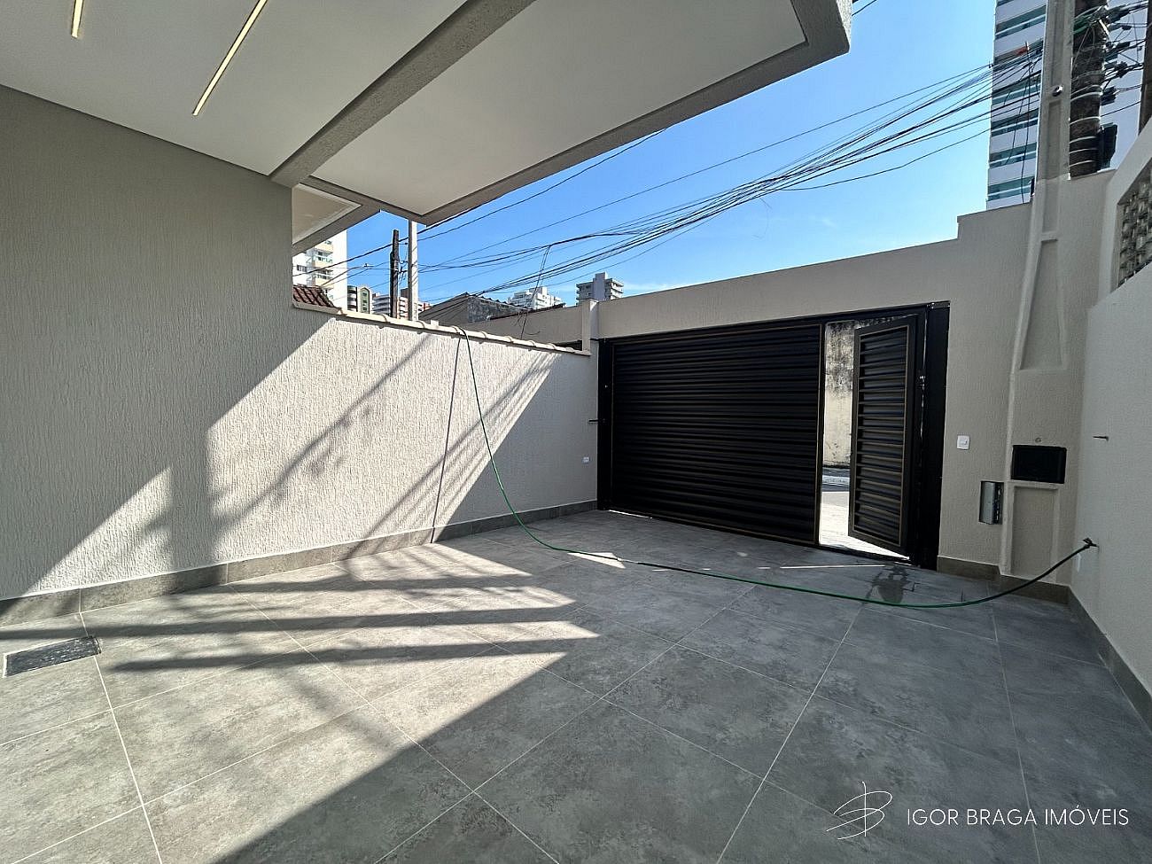 EXCLENTE SOBRADO, FINO ACABAMENTO, AMPLO E À 150M DO MAR