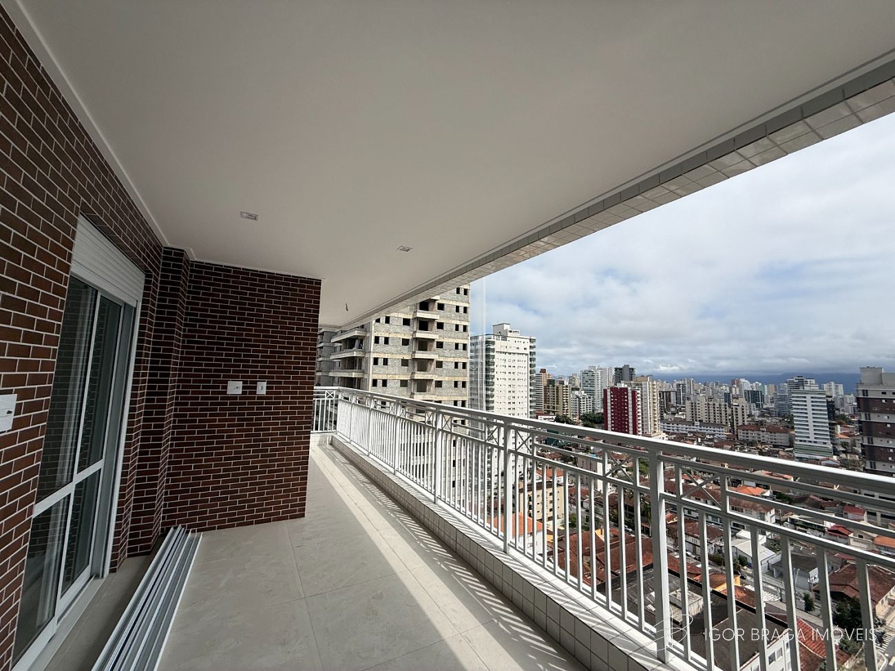 EXCELENTE APRATAMENTO, AMPLO E FINO ACABAMENTO