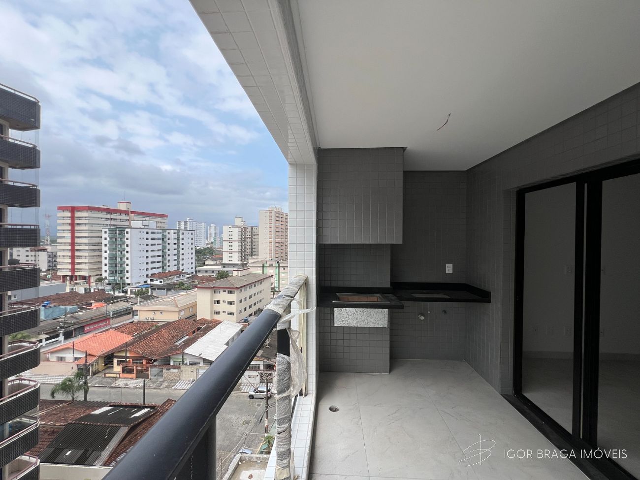 BELÍSSIMO APARTAMENTO, À 200M DO MAR E LAZER COMPLETO