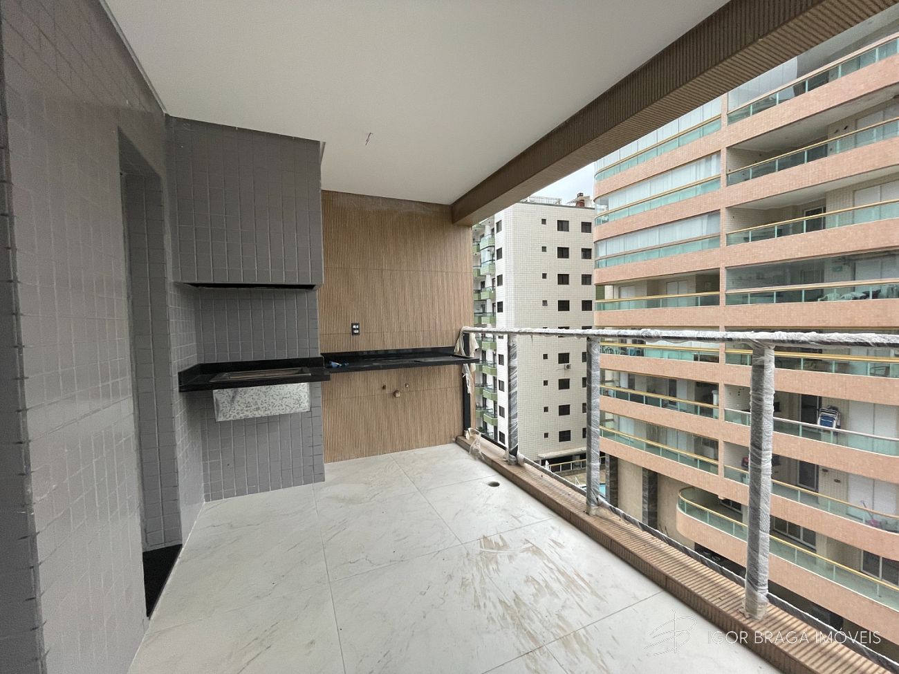 BELÍSSIMO APARTAMENTO, AMPLO E À 200M DO MAR