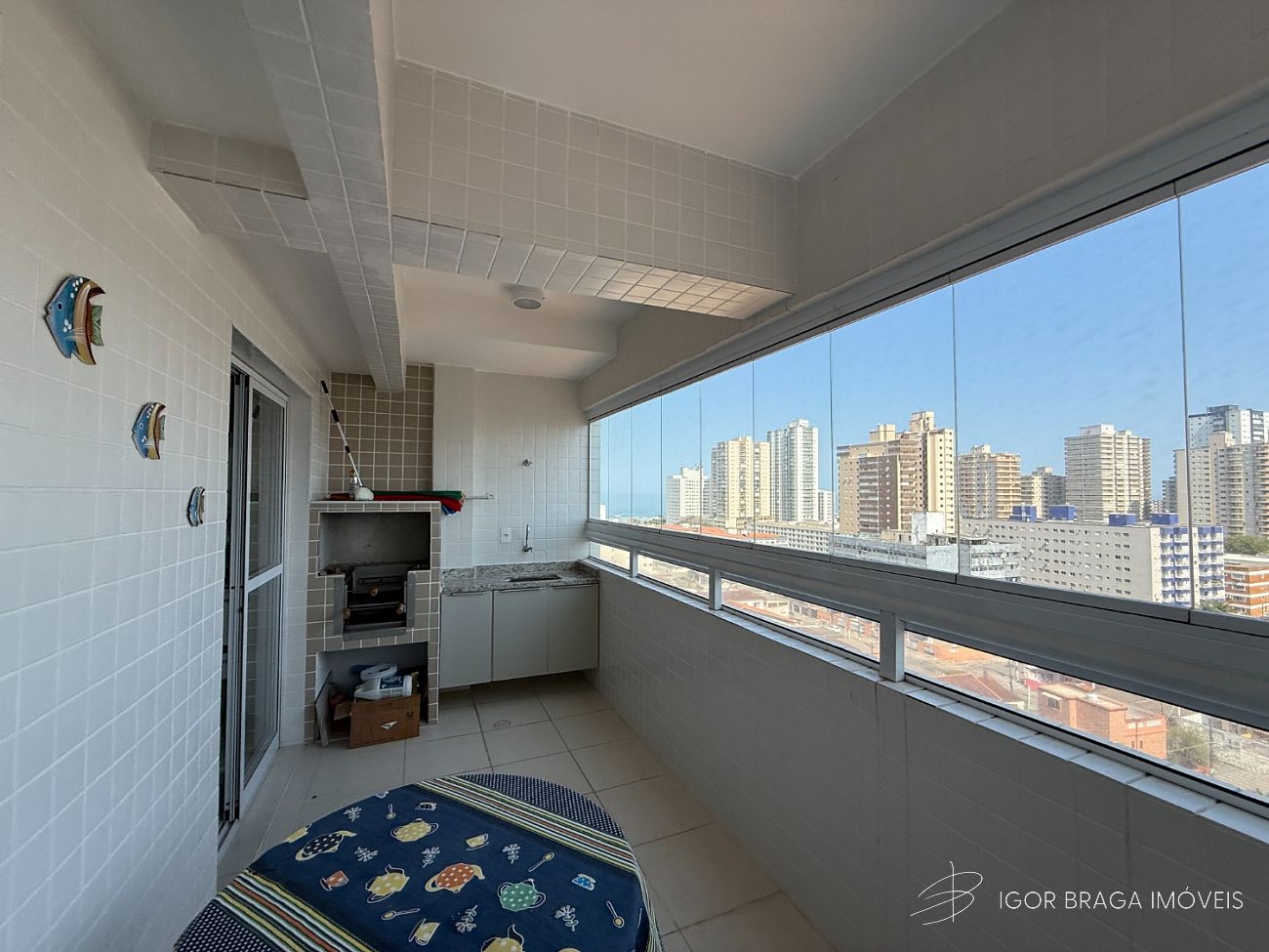 BELÍSSIMO APARTAMENTO, AMPLO EÀ 600M DO MAR