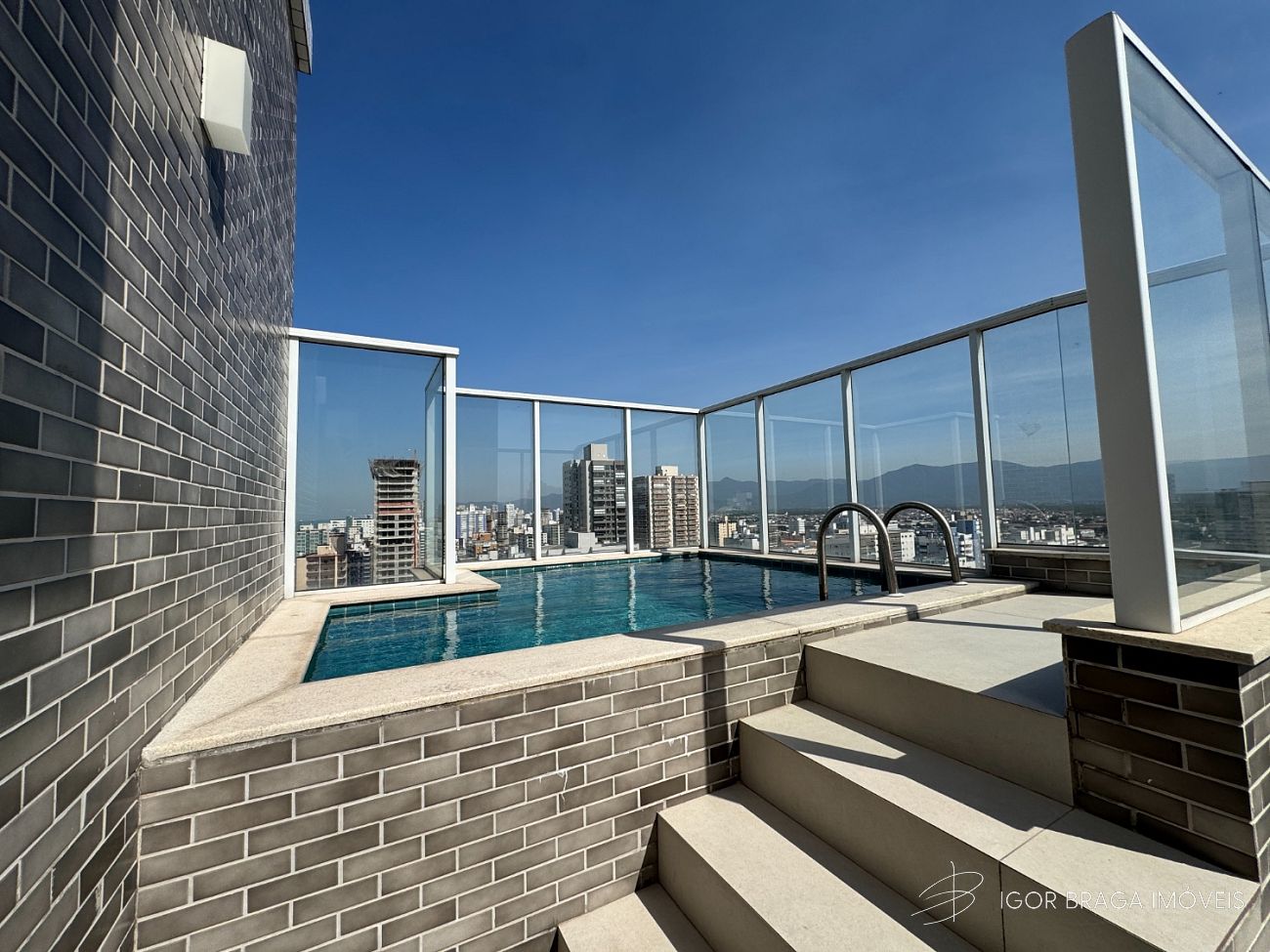 EXCELENTE COBERTURA DUPLEX, À 100m DO MAR E LAZER COMPLETO