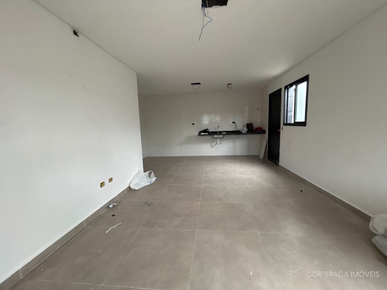 EXCELENTE SOBRADO, AMPLO E FINO ACABAMENTO