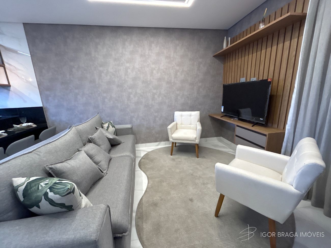 EXCELENTE SOBRADO, AMPLO E FINO ACABAMENTO