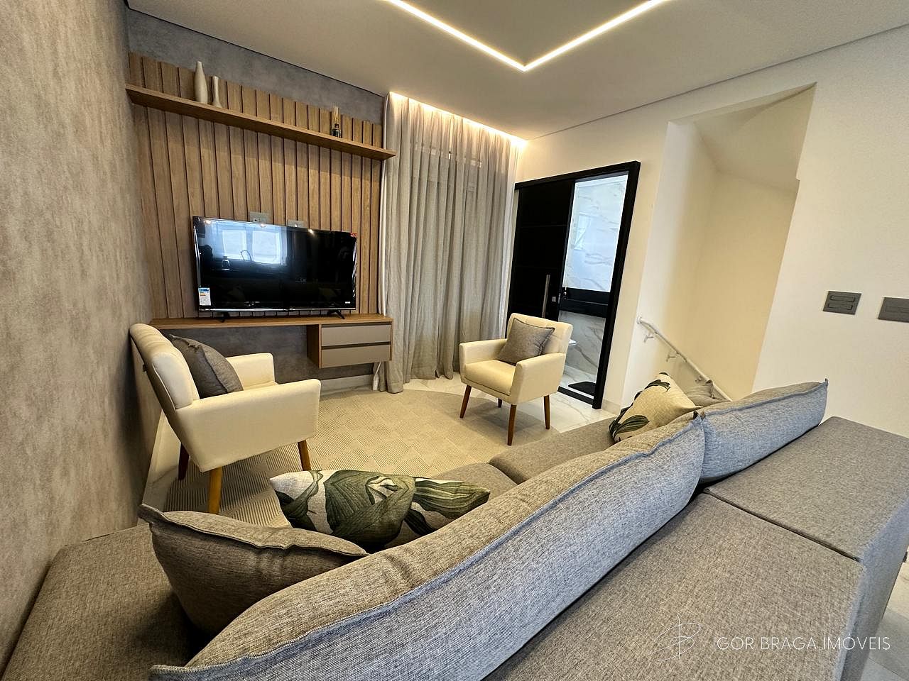 EXCELENTE TRIPLEX EM CONDOMÍNIO, FINO ACABAMENTO E À 700M DO MAR